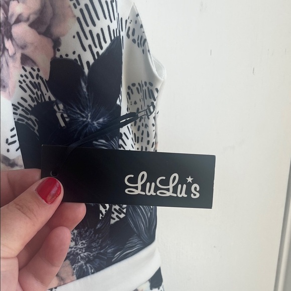 Lulu's Elegant Floral V-Neck Romper Size Medium - Picture 5 of 11